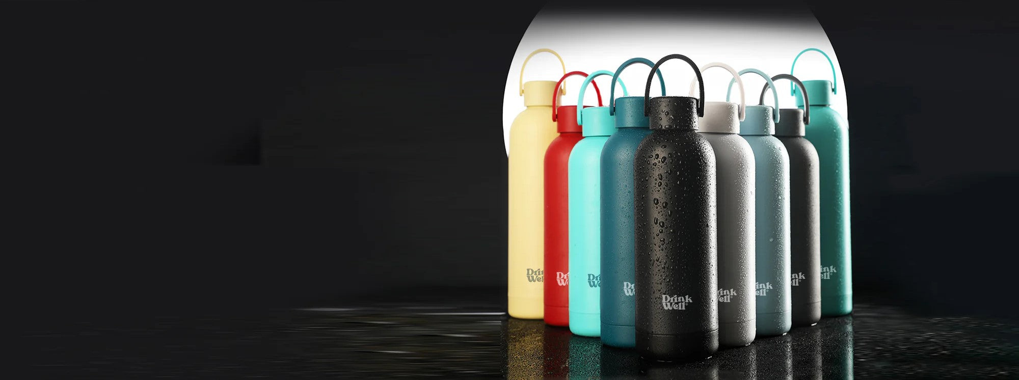 Collection de bouteilles réutilisables DrinkWell® aux couleurs variées, illustrant l’engagement écologique de la marque pour réduire les déchets plastiques.